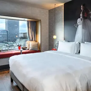 **** Szálloda Radisson Red Hotel, Ausztria